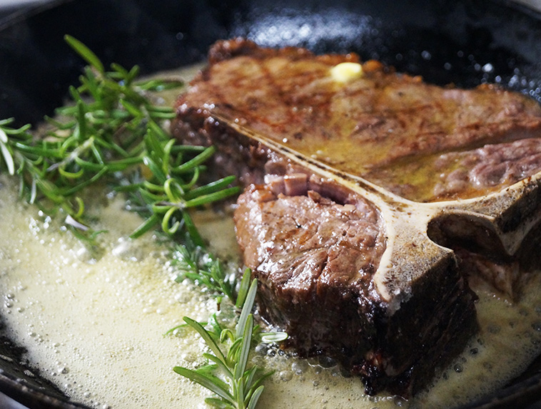 Rindfleisch Steaks mit Butter, Knoblauch, Rosmarin